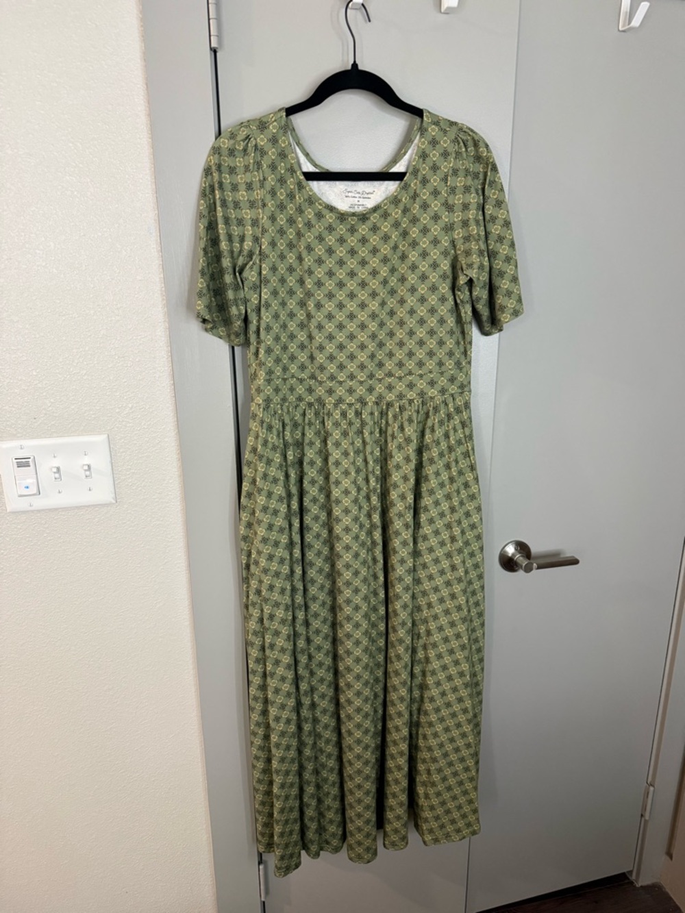 Soft Green Patterned Maxi Dress with Scoop Neck